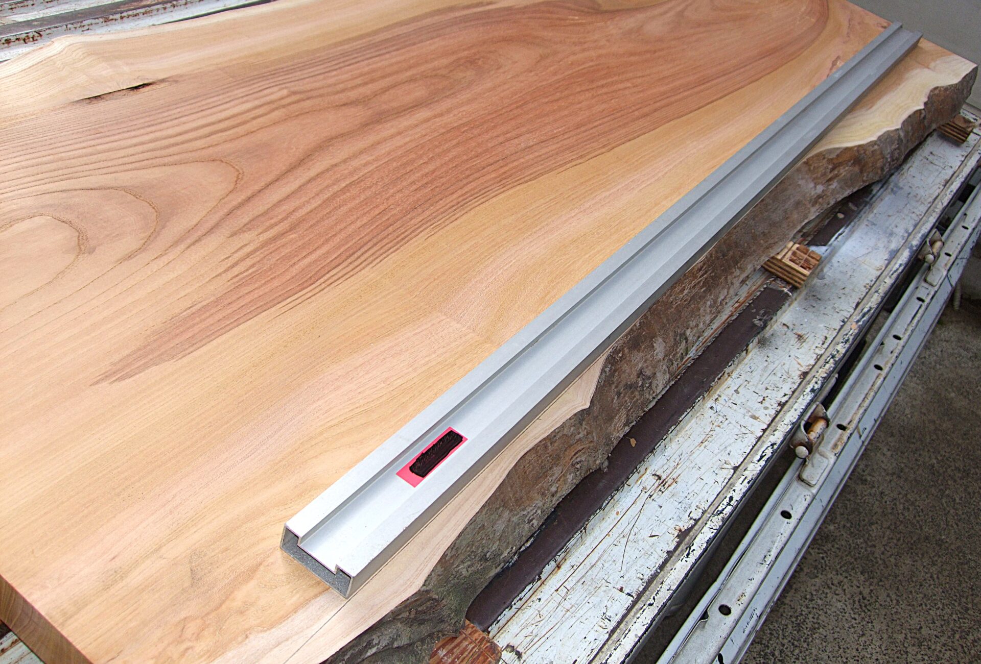 欅一枚板の加工